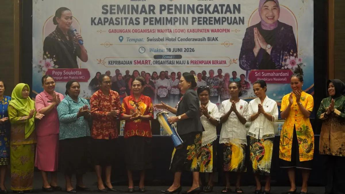 Ketua DPRK Waropen Yeneke S.K Dippan saat membuka kegiatan Seminar SKPP di Biak, Kamis (18/6) bersama para unsur gabungan organisasi wanita di Waropen. (Ceposonline.com/Ismail).