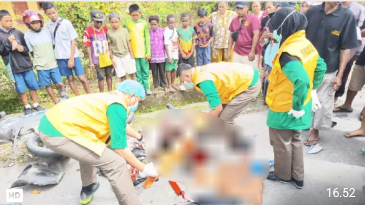 Korban hendak dievakuasi ke rumah sakit dari lokasi kecelakaan. (Ceposonline.com/Dokumen). 
