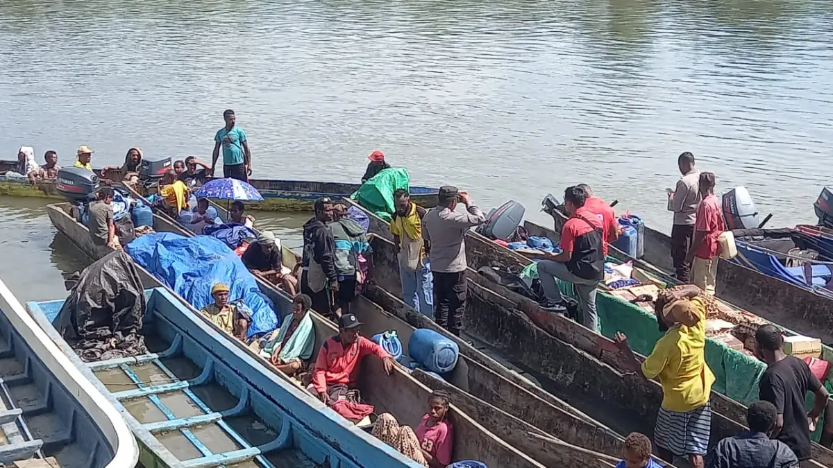 Warga pengungsi asal Distrik Manggelum kembali ke kampung halaman menggunakan transportasi air dari Tanah Merah, Kabupaten Boven Digoel, Rabu (17/6/2026), setelah pemerintah memastikan kondisi keamanan di wilayah tersebut telah kondusif.(Humas Polres Boven Digoel/Ceposonline.com)