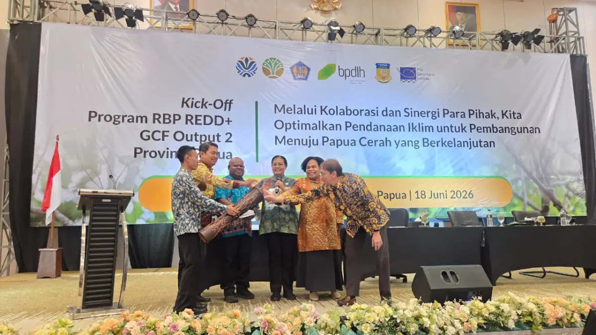 Pemukulan tifa tanda dibukanya kegiatan kick off sebagai forum koordinasi dan penguatan komitmen para pemangku kepentingan dalam pelaksanaan program perubahan iklim di Papua, Kamis (18/6/2026).(Ceposonline.com/Elfira).
