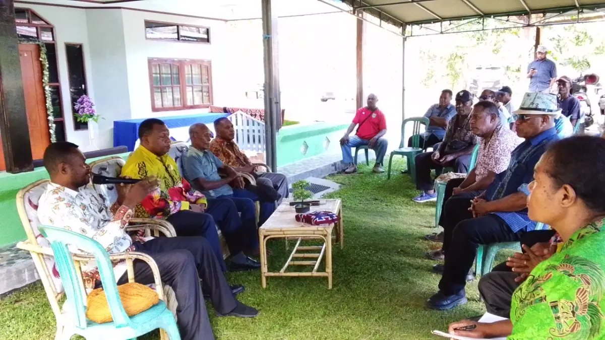 Pokja Adat MRP Papua saat melaksanakan jejaring aspirasi masyarakat adat di Kampung Harapan, Kamis (18/6).(CEPOSONLINE.COM/Yohana).