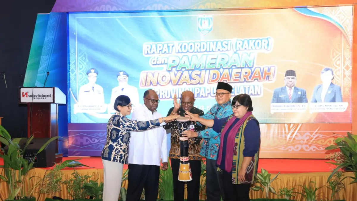 Sekda Papua Selatan, Ferdinandus Kainakaimu saat membuka Rakor Inovasi Daerah Provinsi Papua Selatan, Kamis (8/6/2026).(Biro Umum Pemprov Papsel/Ceposonline.com)&nbsp;