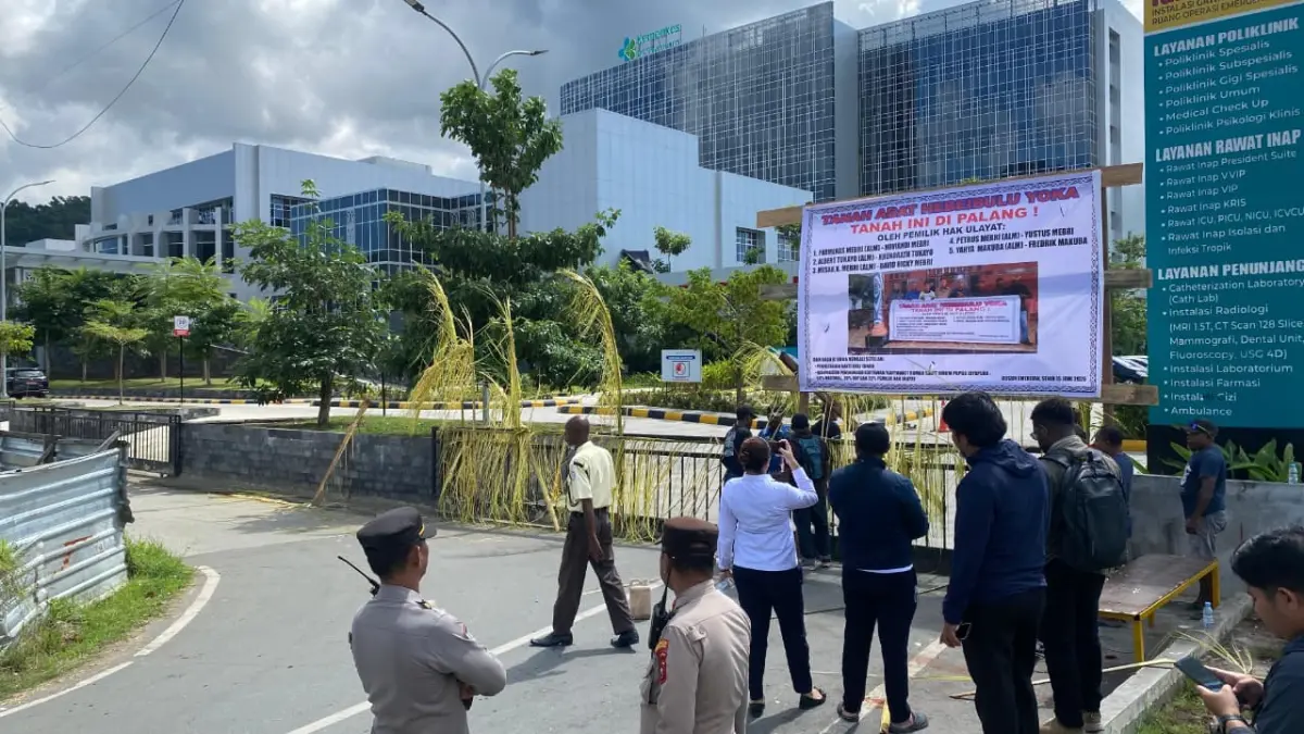 Sekelompok pemilik ulayat saat memasang palang di pintu masuk RSUP Jayapura, Kamis (18/6/2026).(Ceposonline.com/Jimi).