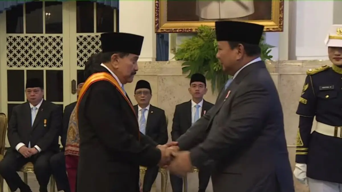 Tangkapan layar - Presiden RI Prabowo Subianto (kanan) menganugerahkan tanda kehormatan Bintang Republik Indonesia Utama kepada Jenderal TNI (Purn.) Prof. Dr. A.M. Hendropriyono dalam acara yang digelar di Istana Negara, Jakarta.&nbsp;
(Ceposonline.com/ANTARA/Fathur Rochman)