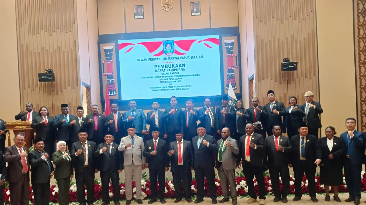 Gubernur Papua Selatan Apolo Safanpo bersama dengan pimpinan dan anggota DPRP Papua Selatan pada pembukaan rapat paripurna pembahasan LKPJ Gubernur Papua Selatan tahun 2025 dan Pokir Dewan di DPRP Papua Selatan, Salor, Merauke, Kamis (18/6/2026) &nbsp;
(Sulo/Ceposonline.com)&nbsp;