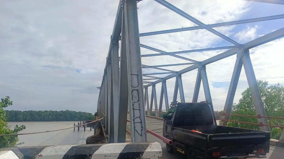Jembatan Tujuh Wali-Wali yang memiliki panjang sekitar 540 meter sampai saat ini belum memiliki jembatan timbang. Sementara setiap saat muatan &nbsp;alat berat melewati jembatan ini tanpa ada kontrol. &nbsp;
(Sulo/Ceposonline.com) &nbsp;