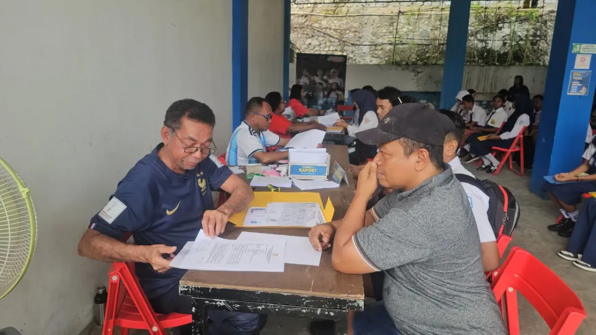 Nampak panitia saat memeriksa berkas siswa. (CEPOSONLINE.COM/HANS PALEN).