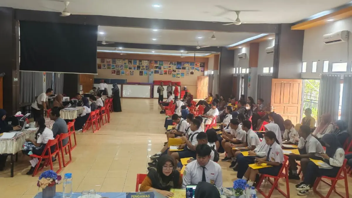 Nampak panitia saat memeriksa berkas siswa. (CEPOSONLINE.COM/HANS PALEN).
