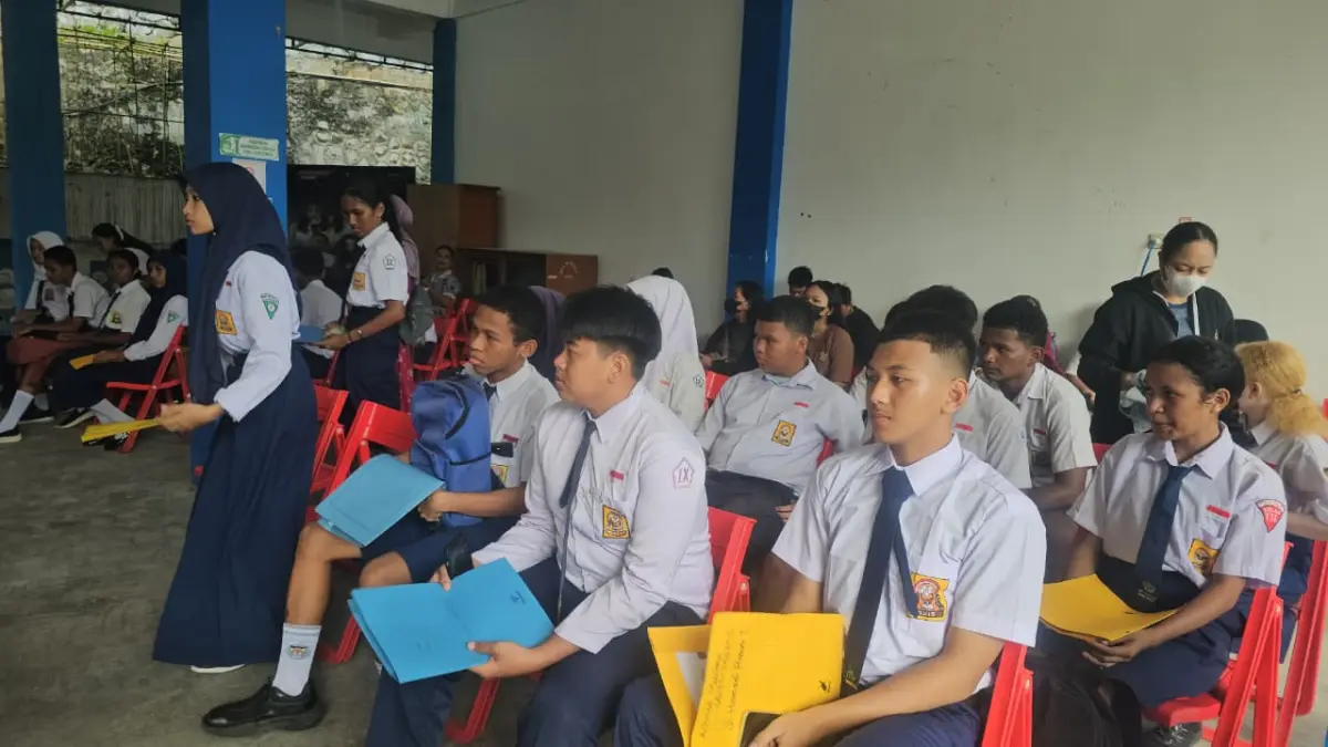Nampak para siswa saat antri mengikuti pendaftaran di SMAN Jayapura, Jumat (19/6/2026). (CEPOSONLINE.COM/HANS PALEN).