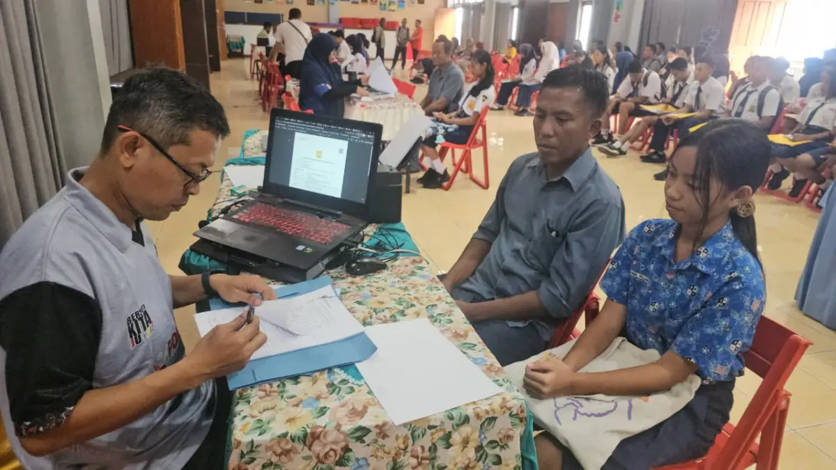 Nampak para siswa saat antri mengikuti pendaftaran di SMAN Jayapura, Jumat (19/6/2026). (CEPOSONLINE.COM/HANS PALEN).