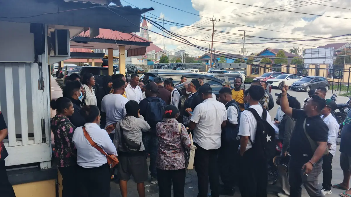 Para korban yang mendatangi Sentra Pelayanan Polres Mimika, Jumat (19/6/2026), (Foto: CEPOSONLINE.COM/MOH. WAHYU WELERUBUN).&nbsp;