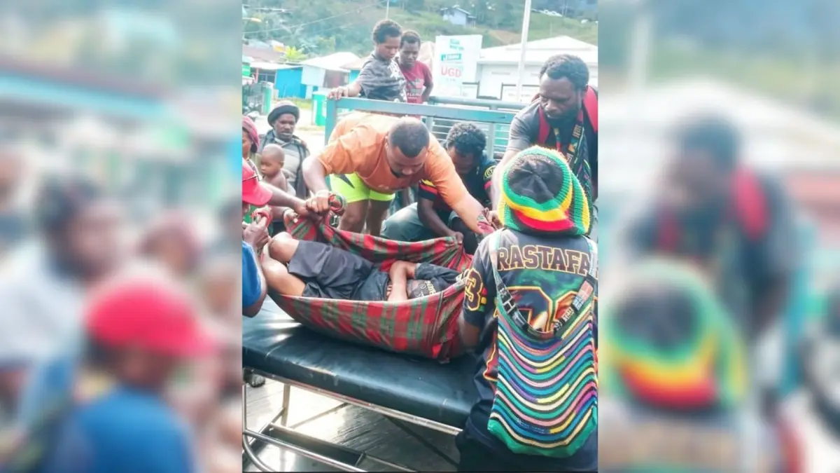 Pastor Dekan Dekenat Moni Puncak Jaya, Yance Yogi, Pr (Baju abu-abu kenakan topi noken rasta) saat ikut mengevakuasi korban ke RSUD Sugapa. (CEPOSONLINE.COM/ISTIMEWA)