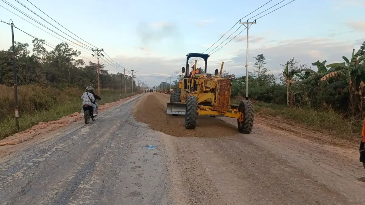Pembangunan Jalan SP 9 Tanah Miring sampai Tanah Tinggi, Salor II, Distrik KJurik Merauke sepanjang lebih dari 10 kilometer yang sedang dalam tahap pengerjaan. &nbsp;&nbsp;
(Sulo/Ceposonline.com) &nbsp;