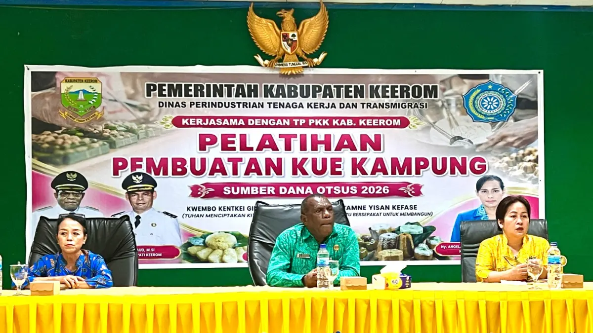 Plt Sekda Keerom, Noak Wasanggai (tengah) didampingi Kepala Disperinaker Trans Kabupaten Keerom, Irawati Minggu Rombe, membuka pelatihan pembuatan kue kampung di Aula Kantor Bupati Keerom, Kamis (18/6/2026).