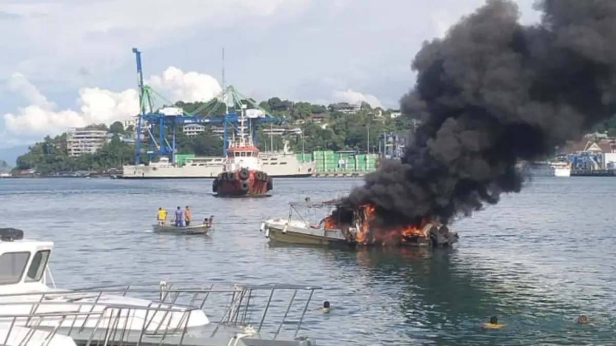 Tiga Unit Speedboat terbakar di Dermaga Dirpolairud Polda Papua, Jumat (19/6/2026) (CEPOSONLINE.COM/ISTIMEWA)