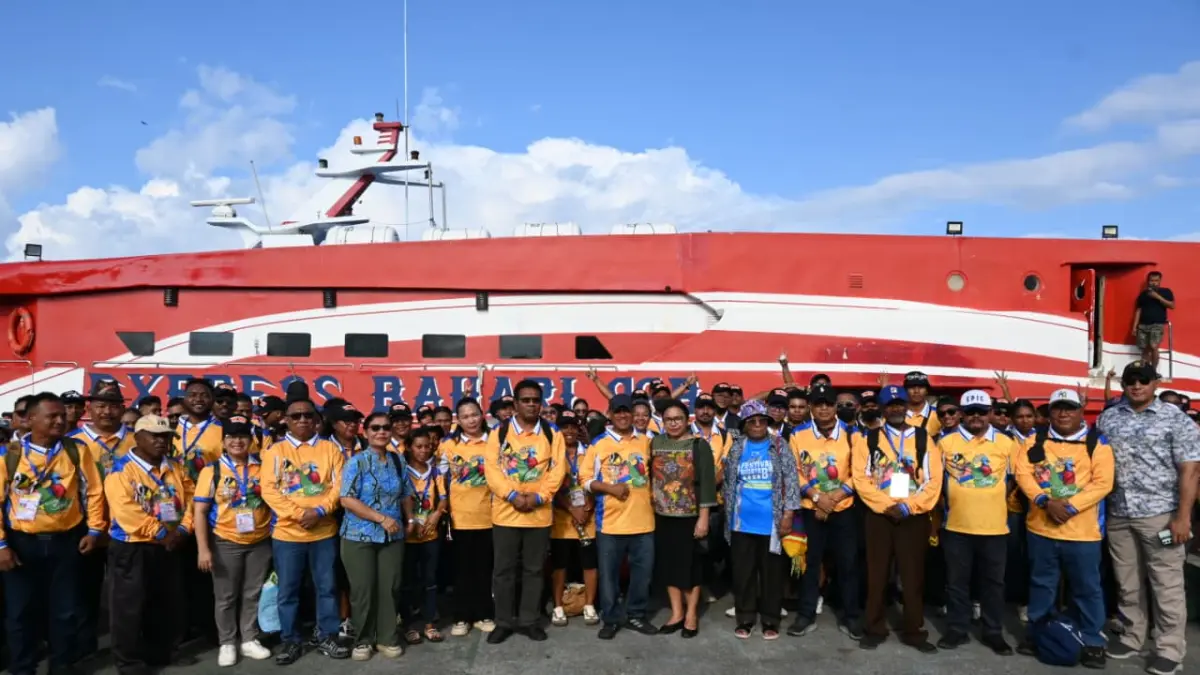 Bupati Biak Numfor Markus O. Mansnembra bersama Ketua DPR Kabupaten Biak Numfor Daniel Rumanasem dan Ketua TP PKK Biak Numfor Ny. Imalelda M. W. Mansnembra foto bersama dengan kontingen Kabupaten Biak Numfor yang ikut Pesparawi Nasional XIV di Manokwari, di Papua Barat, Kamis (18/08/2026)(FOTO : FIKTOR PALEMBANGAN/CEPOSONLINE.COM)
