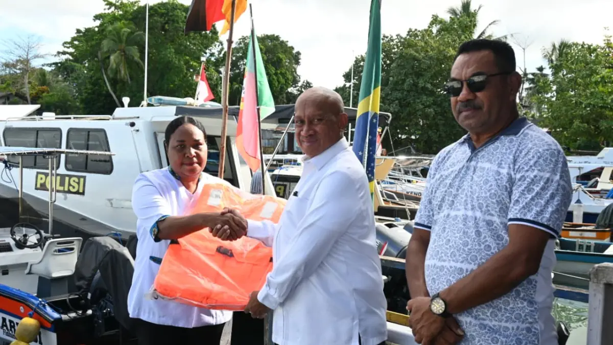 Bupati Biak Numfor Markus Octovianus Mansnembra, SH.,MM menyerahkan Long Boat bagi Jemaat GKI Imanuel Meos Mangguandi, di Pantai Tiptop, pekan kemarin. (FIKTOR PALEMBANGAN/CEPOS ONLINE.COM)