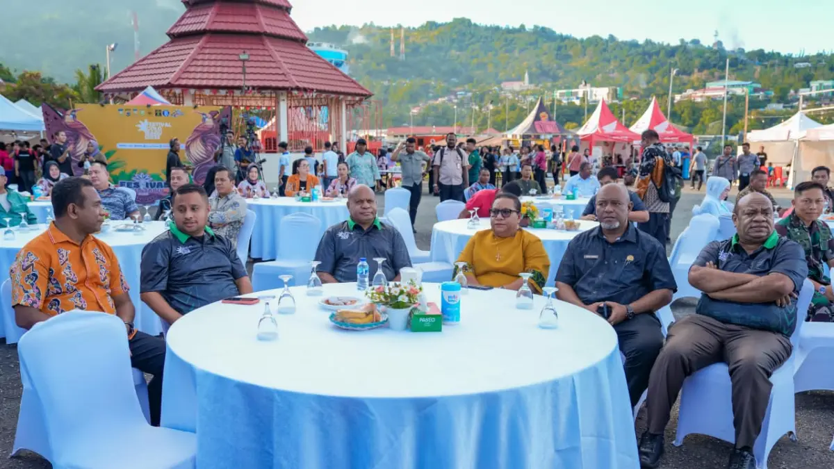 Gubernur bersama Ketua DPRP saat hadiri pembukaan Festival Colo Sagu di Gedung DPRP, Jumat (19/6/2026), (CEPOSONLINE.COM/Karel)
