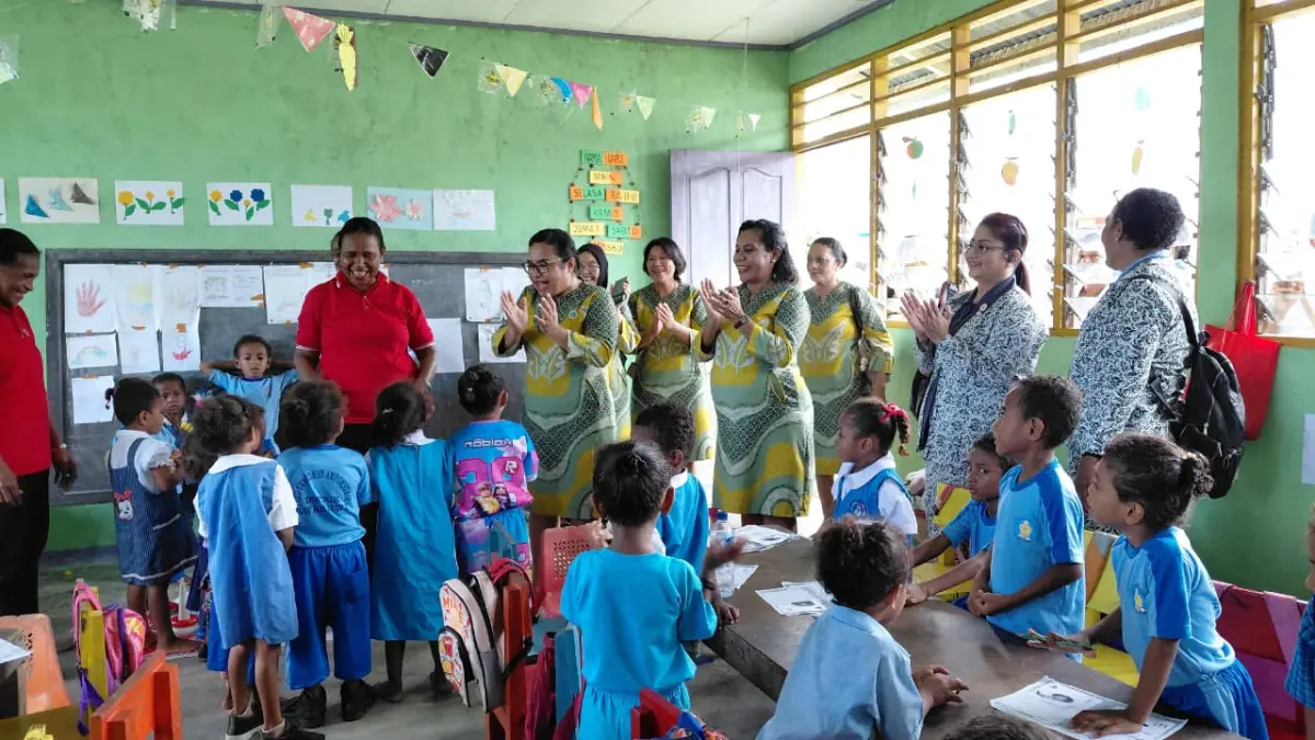 Ketua TP PKK Kabupaten Biak Numfor, Ny. Imelda Magdalena Mansnembra Wospakrik, S.Pd.,MM &nbsp;ketika memberikan motivasi bagi anak-anak PAUD &nbsp;PAUD Swaroman Ampombukor Distrik Swandiwe, pekan kemarin.
(FIKTOR PALEMBANGAN/CEPOSONLINE.COM)