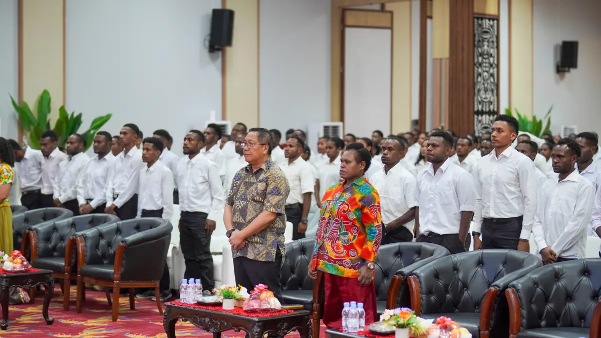 Penjabat (Pj.) Sekda Papua Tengah, dr. Silwanus Sumule saat melepaskan putera-puteri OAP Papua Tengah untuk mengikuti Bimbel di Jayapura. (CEPOSONLINE.COM/HUMAS PEMPROV)&nbsp;



