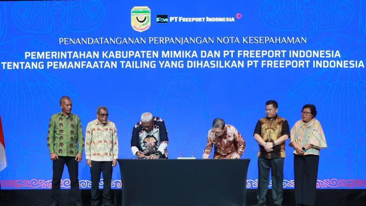 Presiden Direktur PTFI Tony Wenas dan Bupati Mimika Johannes Rettob saat penandatanganan Nota Kesepahaman antara Pemkab Mimika dan PTFI tentang Pemanfaatan Tailing yang Dihasilkan PTFI di Jakarta, 17 Juni 2026. (Foto: Dokumen PTFI).