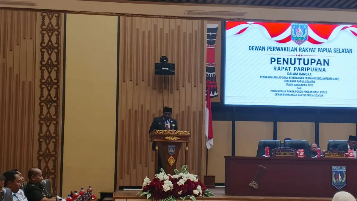 Sekretaris Daerah Papua Selatan Ferdinandus Kainakaimu saat membacak sambutan Gubernur Papua Selatan pada penutupan sidang paripurna DPRP Papua Selatan, Sabtu (20/6/2026). (CEPOSONLINE.COM/ISTIMEWA) 