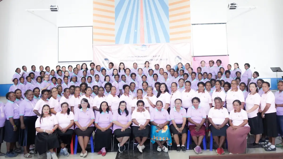 Ketua TP PKK Kabupaten Intan Jaya, Ny. Nelli E. Kudiai Maisini foto bersama dengan narasumber, fasilitator dan seluruh peserta yang hadir dalam Camp Pembinaan Wanita Bijak di Gereja GKII Antiokhia Sugapa, Intan Jaya. (CEPOSONLINE.COM/HUMAS TP PKK Intan Jaya For Cepos)


