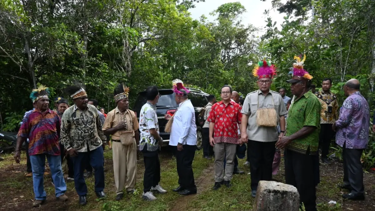 Kepala Badan Riset dan Inovasi Nasional (BRIN) Prof. Dr. Arif Satria, S.P., M.Si, &nbsp;Wakil Gubernur Aryoko Alberto Ferdinand Rumaropen, S.P., M.Eng dan Bupati Markus Octovianus Mansnembra, SH.,MM, tokoh adat, tokoh masyarakat dan pemilik hak ulayat saat melihat dari dekat lokasi wilayah yang akan dijadikan Bandar Antariksa Biak, pekan lalu. (CEPOSONLINE.COM/FIKTOR)&nbsp;