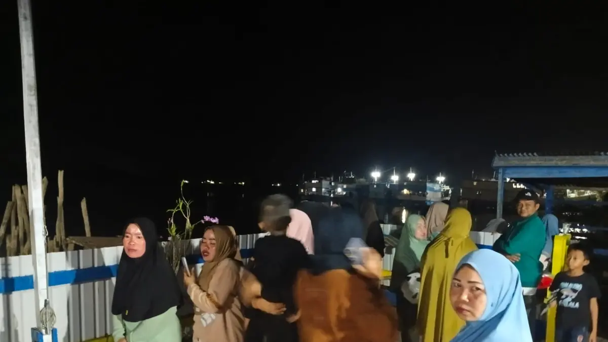 Isak tangis keluarga pecah saat tujuh ABK Sardi Utama tiba di Merauke dengan selamat pada Sabtu (20/6/2026) malam. (Sulo/Cepoisonline.com).