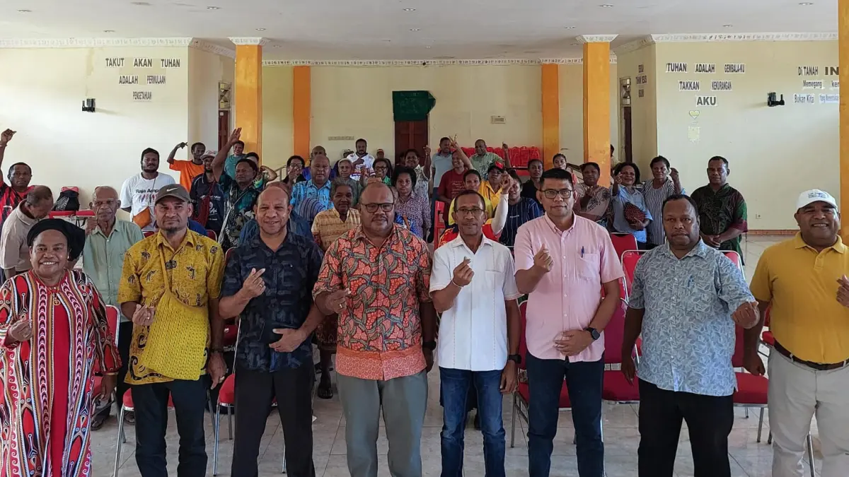 Ketua MRP Nerlince Wamuar bersama OPD berfoto bersama dengan masyarakat Kampung Nafri usai pertemuan bahas pemetaan tanah adat di Kampung Nafri, Sabtu (20/6/2036) (CEPOSONLINE.COM/KAREL)