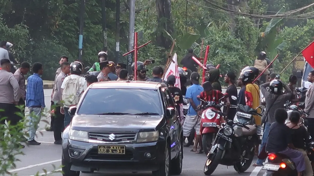 Sejumlah pemuda dari Gereja Kingmi hendak melakukan aksi di Taman Imbi, namun dibubarkan karena tidak mengantongi izin dari polisi, Minggu (21/6/2026)CEPOSONLINE.COM/POLSEK JAPSEL)