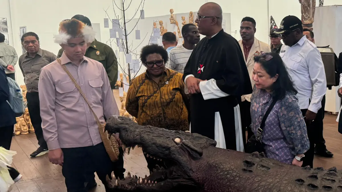 Wapres Gibran Rakabuming Raka bersama rombongan saat mengunjungi RSUD Perpetua J.Safanpo Asmat, Minggu (21/6/2026).&nbsp;
(Biro Umum Papsel/Ceposonline.com)&nbsp;
