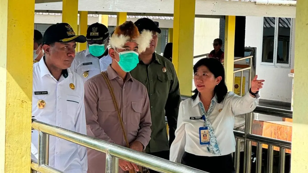 Wapres Gibran Rakabuming Raka bersama rombongan saat mengunjungi RSUD Perpetua J.Safanpo Asmat, Minggu (21/6/2026).(Biro Umum Papsel/Ceposonline.com)&nbsp;