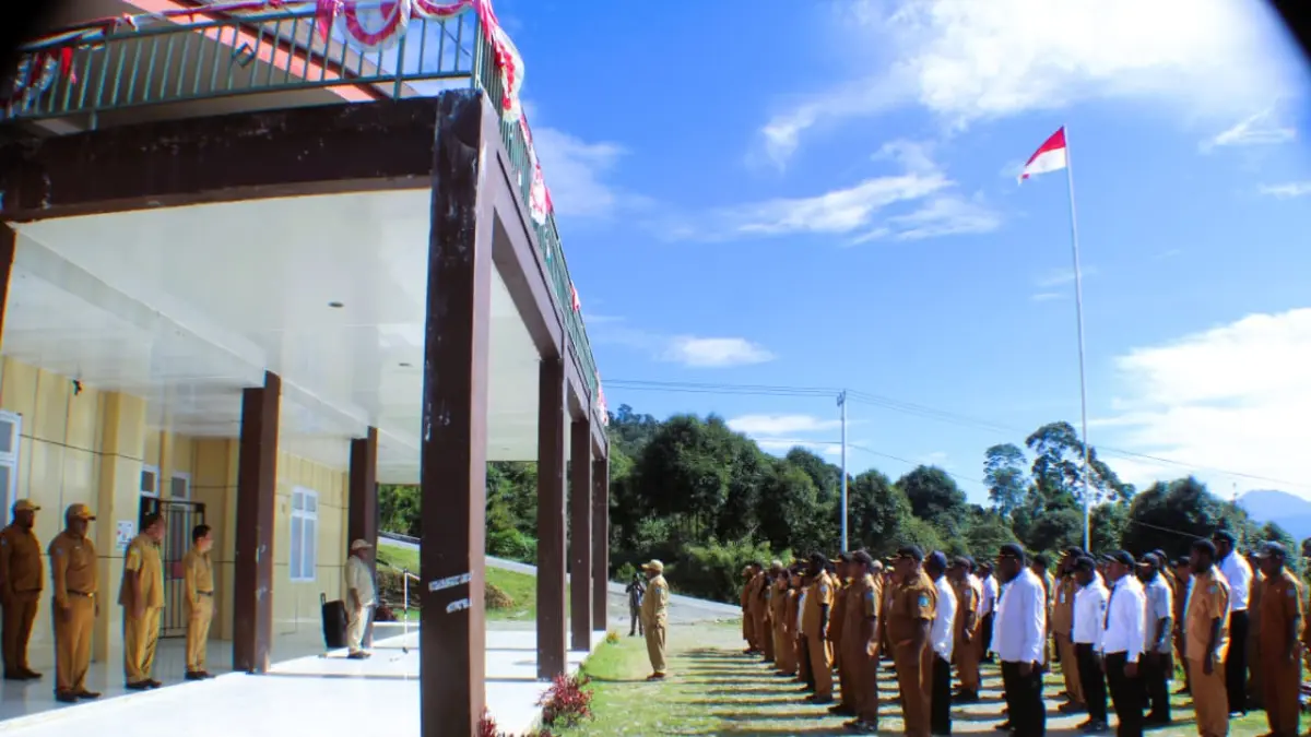 Apel pagi Aparatur Sipil Negara (ASN) Pemerintah Kabupaten Tolikara dipimpin oleh Asisten I Sekda Kabupaten Tolikara, Samuel Kogoya, di Halaman Kantor Bupati Tolikara, Igari, Senin (22/6/2026).
(Ceposonline.com/Diskomdigi Tolikara)&nbsp;