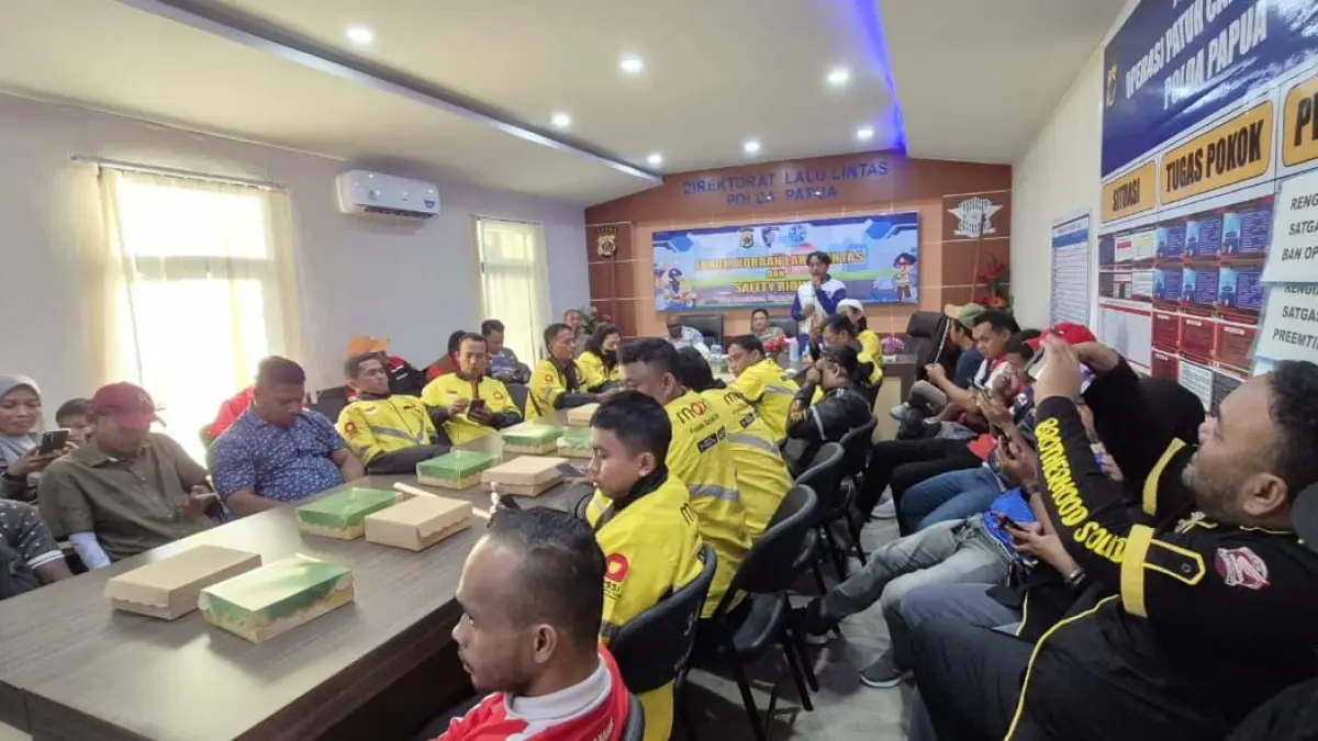 Astra Motor Papua memberikan edukasi safety riding kepada komunitas motor dan pengemudi ojol Maxim, dalam forum korban kecelakaan lalin yang digelar di Polda Papua. (Ceposonline.com/Astra Motor Papua)