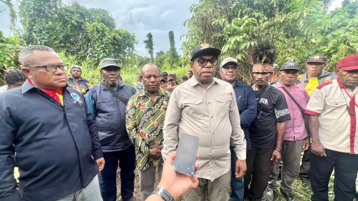 
Bupati Keerom, Piter Gusbager saat memberikan keterangannya di Distrik Senggi, Jumat (19/6/2026). (CEPOSONLINE.COM/ERIANTO).