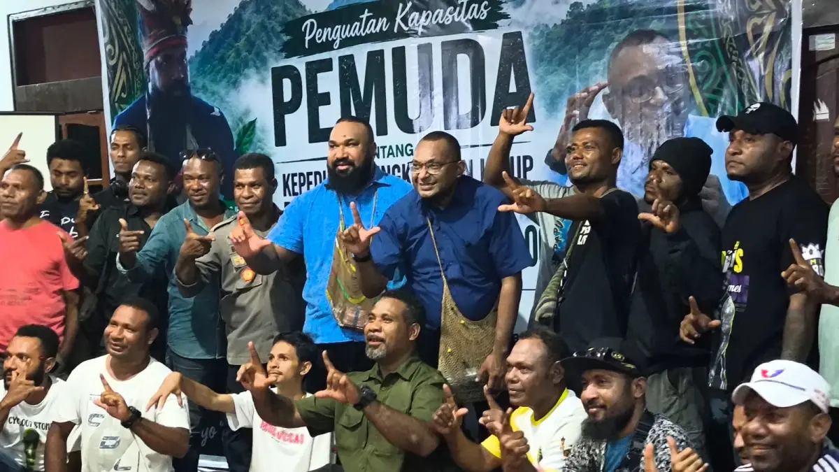 Kaka Jose (tengah) bersama Ondoafi Ifar Besar, Nicolaas Joku dan pemuda asal Sentani terlihat kompak saat berfoto bersama usai kegiatan penguatan kapsitas pemuda tenang pelestarian cagar alam Cycloop di Obhe Ifar Besar di Sentani, Sabtu (20/6/2026)
