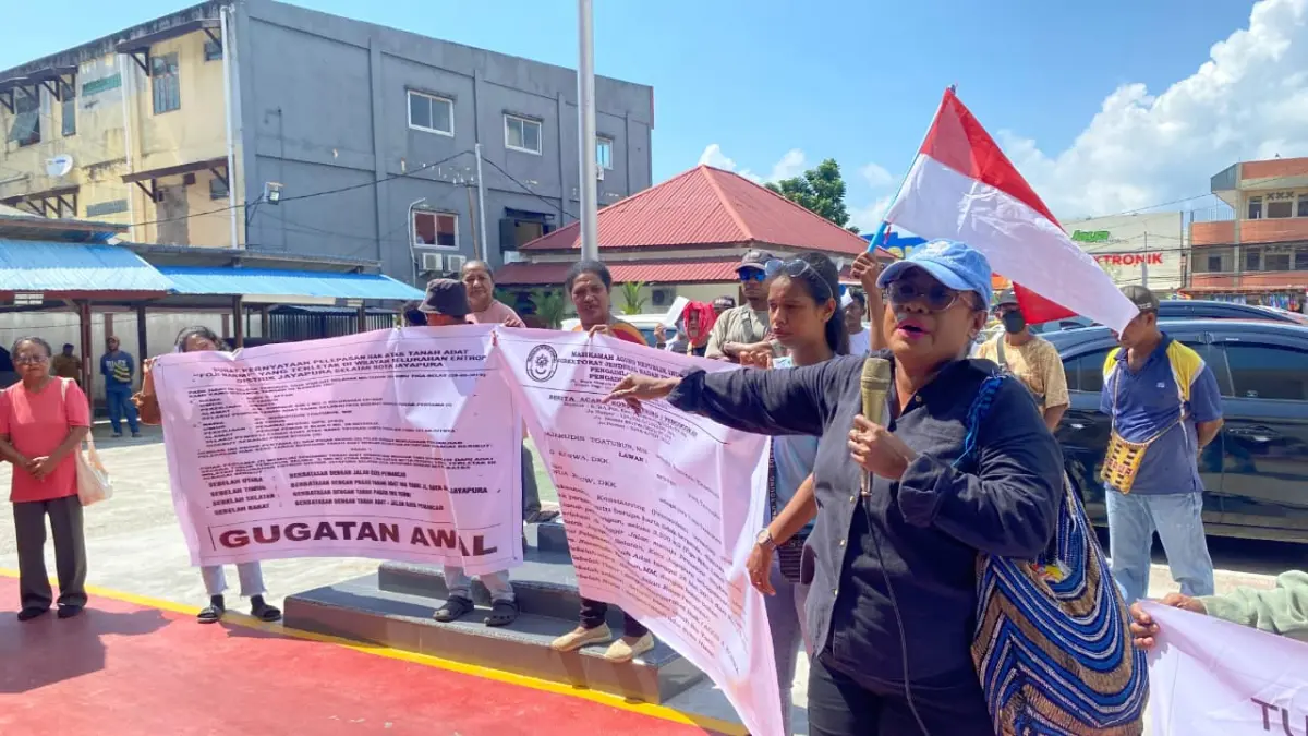 Pemilik Hak Ulayat lahan bukit Jokowi saat mendatangi PN Jayapura, tolak eksekusi lahan, Senin (22/6/2026).
(Ceposonline.com/Jimi)