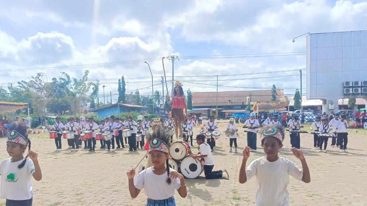 Penampilan dari salah satu sekolah dasar pada Festival Drum Band di lapangan Mandala Merauke, Senin (22/6/2026).
(Ceposonline.com/Merauke).