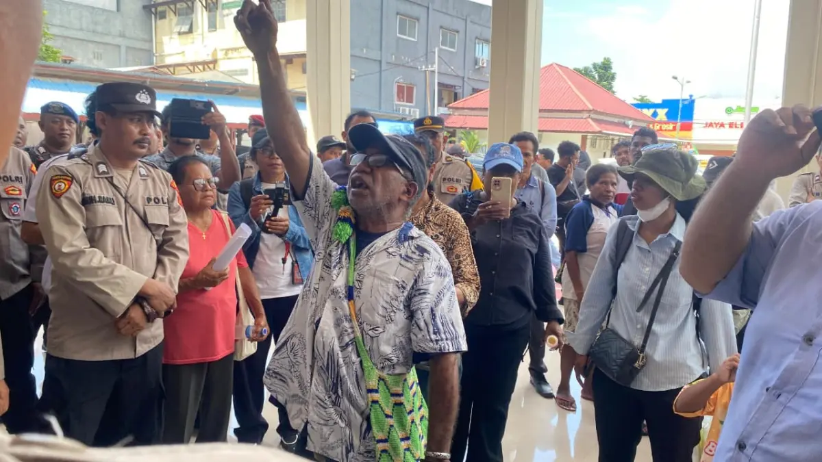 Situasi saat kordinator aksi meluapkan kekecewaannya di hadapan aparat keamanan di halaman PN Jayapura, Senin (22/6/2026).
(Ceposonline.com/Jimianus Karlodi)