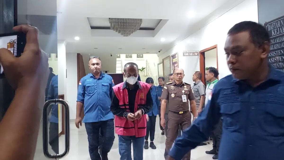 Tersangka kasus korupsi beras Bulog di Wamena, saat dibawa ke Tahanan Polda Papua, oleh Penyidik Kajati Papua, Kamis (18/6/2026) lalu. (CEPOSONLINE.COM/KAREL)