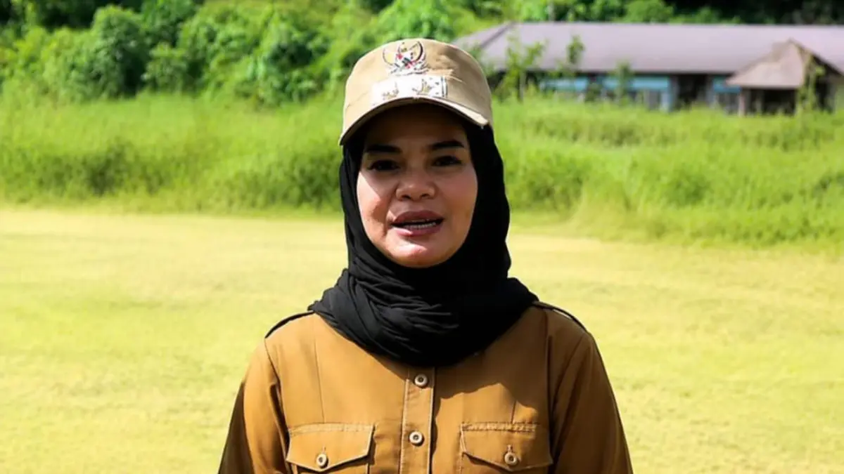 Wakil Bupati Sarmi,Jumriati saat meletakkan batu pertama pembangunan Jembatan Garuda di Kampung Kiren Bonggo Kamis(18/6/2026)
(CEPOSONLINE.COM/FOTO ISTIMEWA)