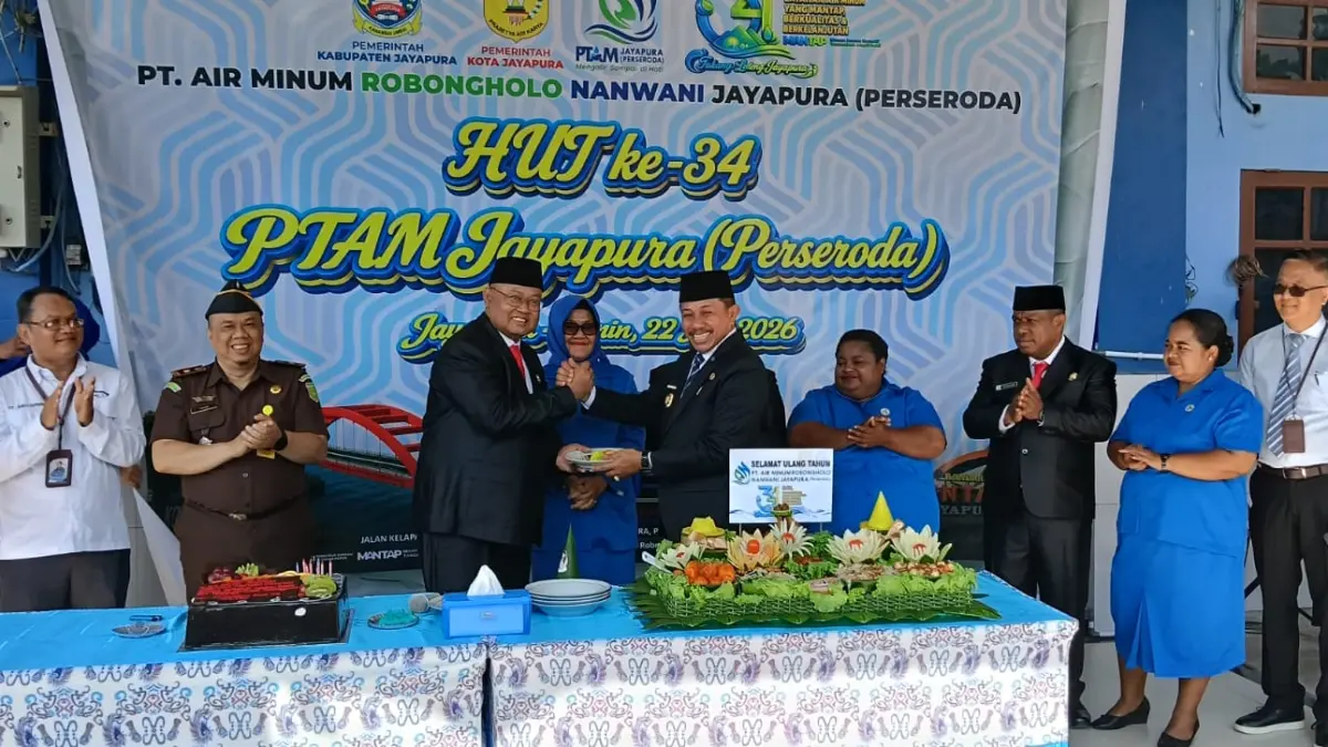 Wakil Wali Kota Jayapura Rustan Saru memotong nasi tumpeng sekaligus memberikan kepada Dirut PTAM Jayapura Entis Sutisna, dalam merayakan HUT Ke- 34 PT AM Jayapura, Senin (22/6/2026).
(Ceposonline.com/Priyadi)