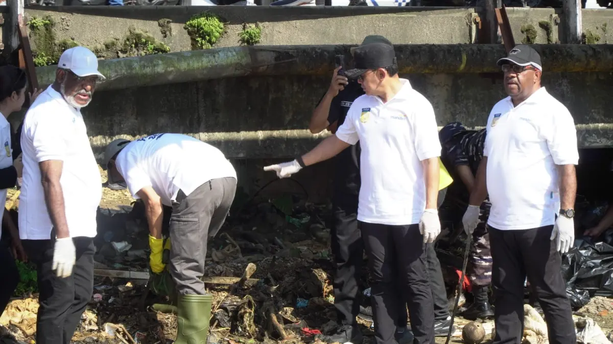 Wali Kota Jayapura, Abisai Rollo bersama Wakil Menteri Dalam Negeri Republik Indonesia, Bima Arya Sugiarto saat bersihkan sampah Sungai Anafre, Senin (22/6/2026). (CEPOSONLINE.COM/HUMAS PEMKOT).