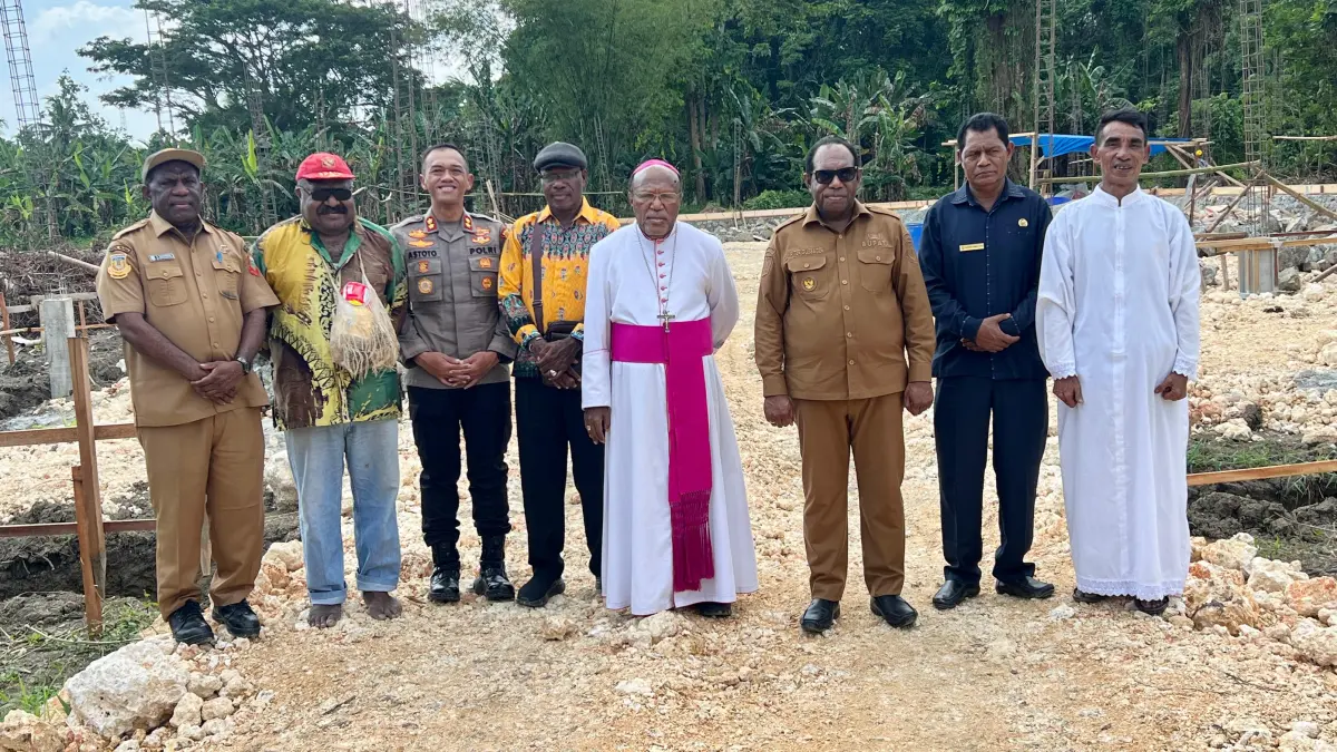 Bupati Keerom, Piter Gusbager saat berfoto dengan Uskup Keuskupan Jayapura Mgr Yanuarius Theofilus Matopai You dalam peletakan batu pertama gedung baru asrama putra-putri Santo Don Bosco di Arso Kota, Kabupaten Keerom, pada Senin (22/6/2026). (CEPOSONLINE.COM/ERIANTO).