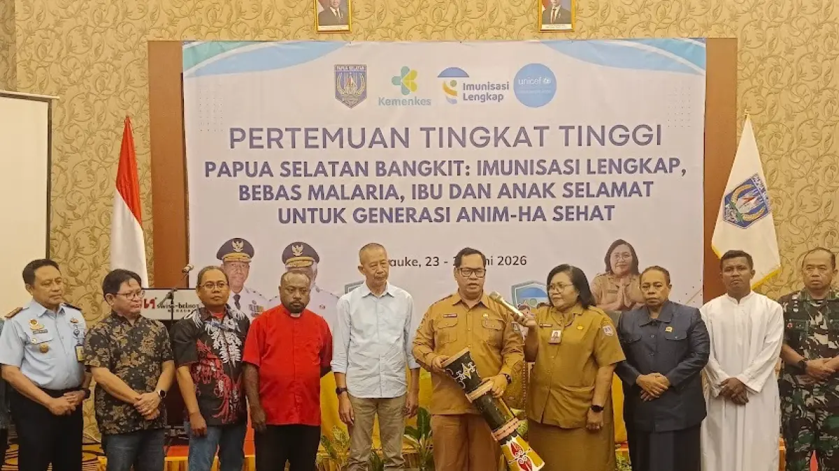Asisten Bidang Pemerintahan Papua dan Kesejahteraan Rakyat Papua Selatan Agustinus Joko Guritmo saat membuka pertemuan tingkat tinggi percepatan imunisasi, pengendalian malaria, dan penurunan kematian ibu dan anak di Papua Selatan di Swissbel-hotel Merauke, Selasa (23/6/2026).
(Sulo/Ceposonline.com) &nbsp;