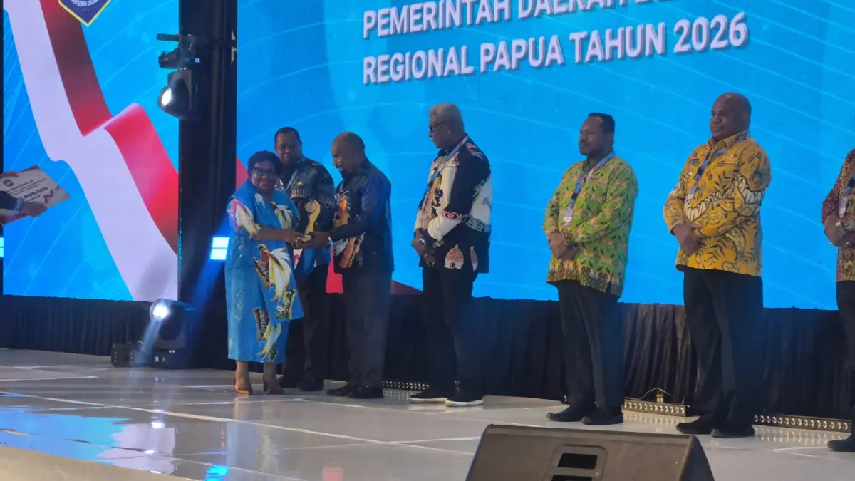Bupati Jayapura Yunus Wonda menerima penghargaan yang diserahkan langsung oleh Wamendagri Ribka Haluk, pada malam penghargaan di Hotel Suni Abepura, Senin (22/6/2026). (Humas for CEPOSONLINE.COM)