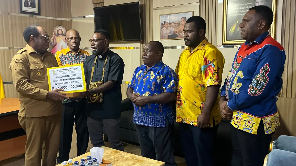 Bupati Keerom, Piter Gusbager saat menyerahkan bantuan kepada panitia pembangunan gereja Kantor Bupati Keerom, Senin (22/6/2026). (CEPOSONLINE.COM/ERIANTO)