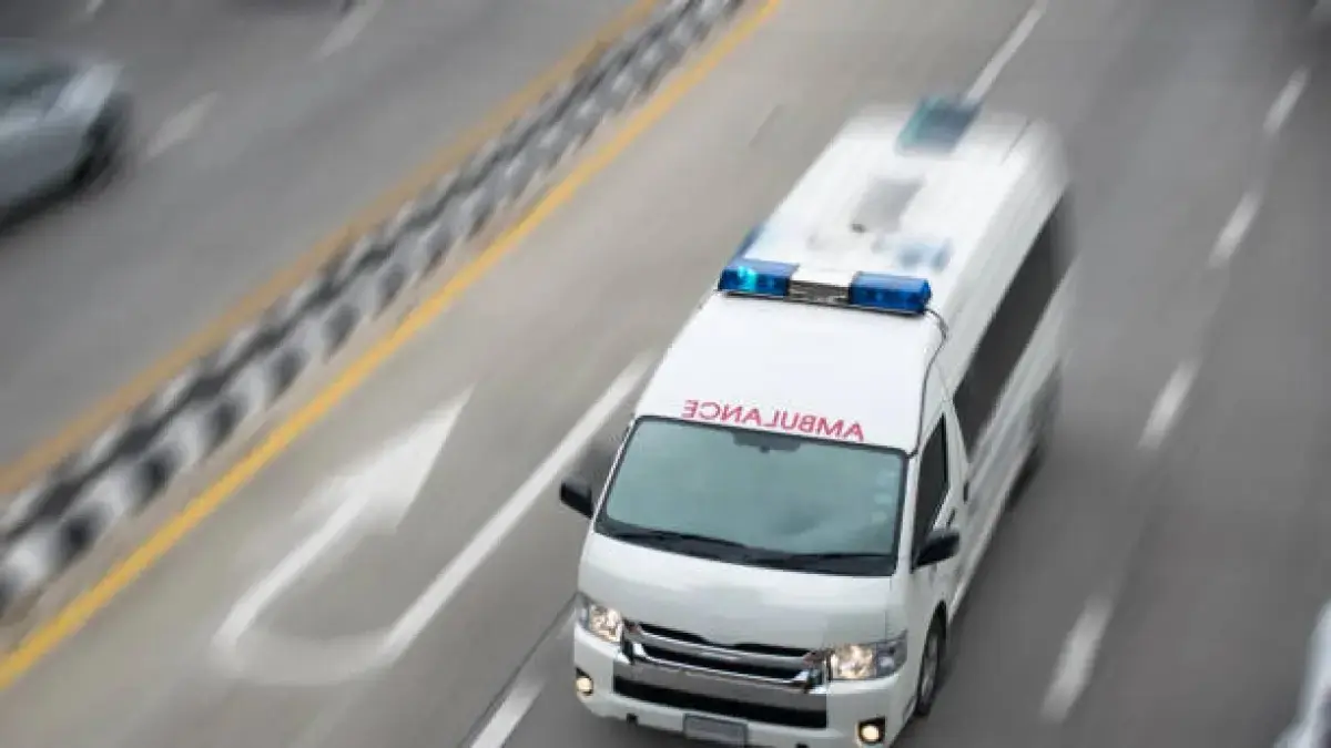 Ilustrasi ambulans saat melaju mengantar pasien