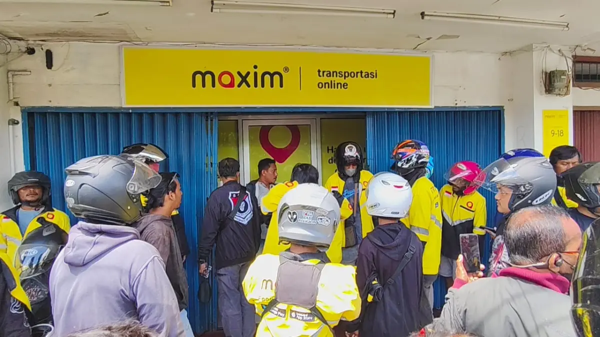 
Ilustrasi_Sejumlah pengemudi ojol &nbsp;saat melakukan aksi depan kantor Maxim di Jayapura beberapa waktu lalu. Penerapan potongan tarif Ojol &nbsp;8 % hingga kini masih tunggu finalisisasi Perpres. (Ceposonline.com/Dok.Cepos)&nbsp;